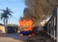 Ônibus pega fogo e assusta moradores em Várzea Grande; VEJA O VÍDEO