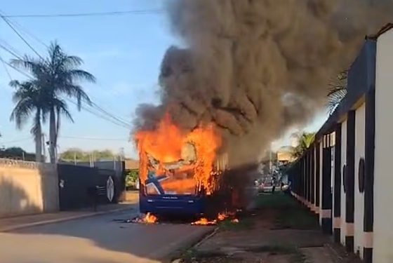 Ônibus pega fogo e assusta moradores em Várzea Grande; VEJA O VÍDEO